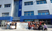 «Stop alla precarietà per una scuola di qualità»: flashmob dei docenti di sostegno a Bergamo