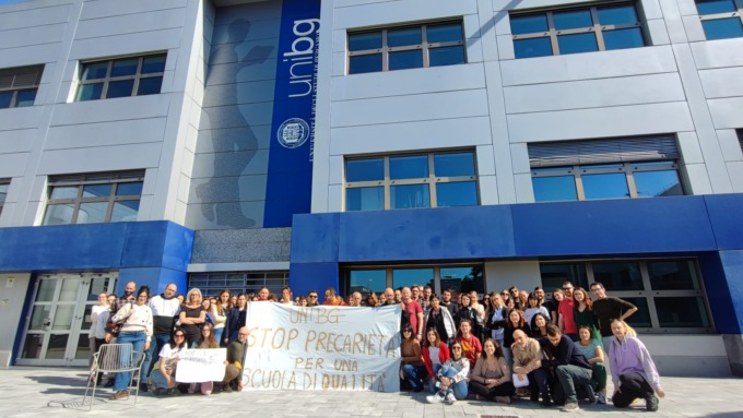 «Stop alla precarietà per una scuola di qualità»: flashmob dei docenti di sostegno a Bergamo