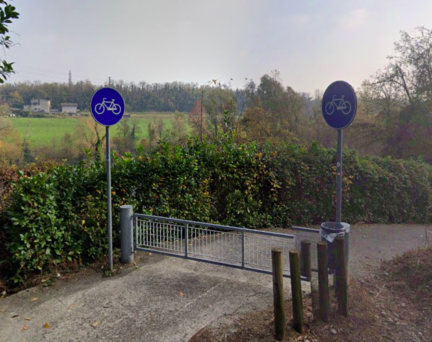 Cade lungo la pista ciclabile e batte la testa a Castelli Calepio: grave un ciclista 62enne