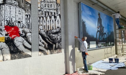 Sono pronti a splendere di nuovo i colori sulla parete di Visit Bergamo alla stazione autolinee