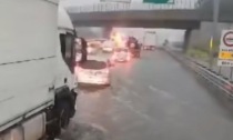 La forte pioggia crea problemi: tratti di A4 allagati, treni in ritardo sulla Treviglio-Cremona