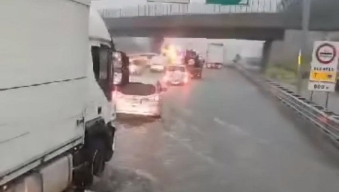La forte pioggia crea problemi: tratti di A4 allagati, treni in ritardo sulla Treviglio-Cremona
