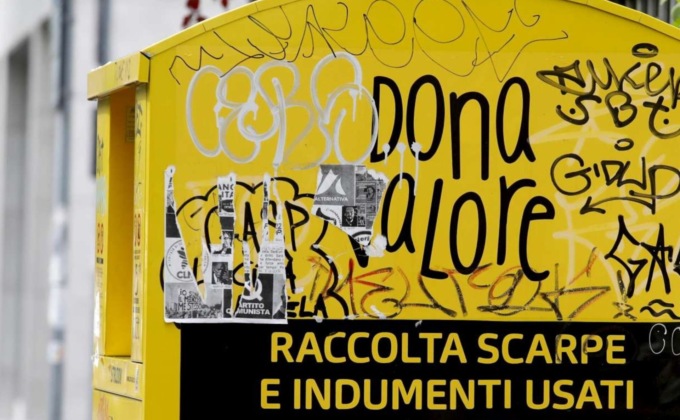 Muore soffocato nel cassonetto dei vestiti usati a Canonica d’Adda