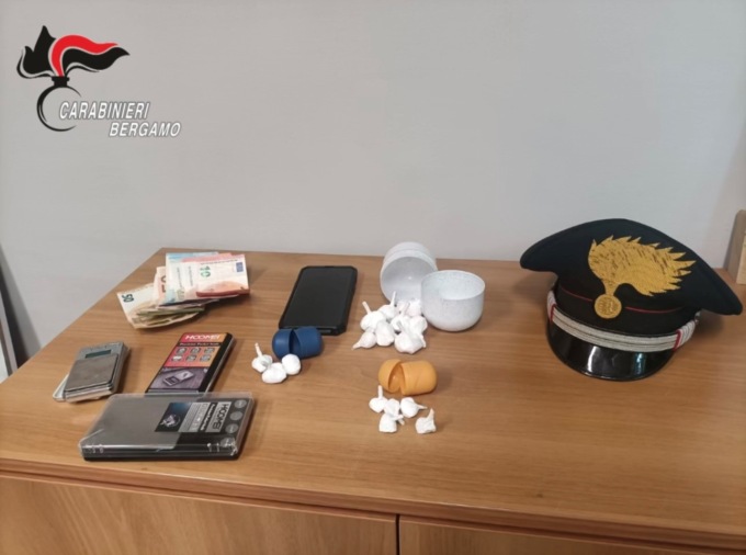 Aveva cocaina sia in auto che a casa: arrestato un 25enne a Trescore