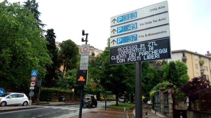 Avanti che c’è posto al Parking Fara: ben 313 stalli vuoti su un totale di 405