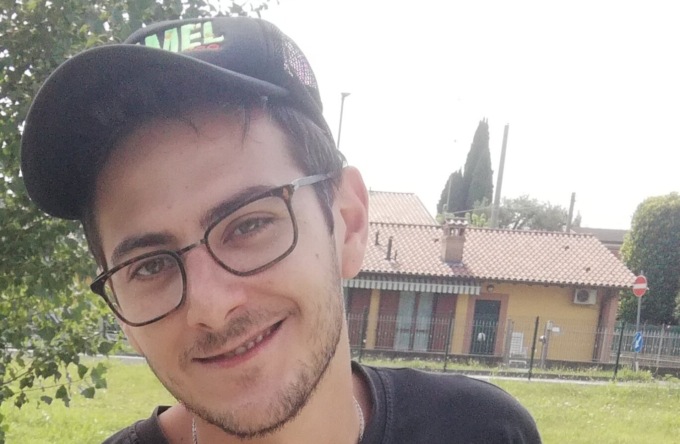Andrea, morto a soli 28 anni. La moglie: «Non se n’è andato, è nella stanza accanto»
