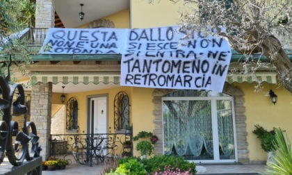 La protesta di una grassobbiese: «Il Comune non mette i cartelli? Ci ho pensato io»