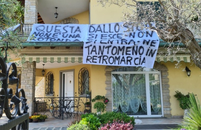 La protesta di una grassobbiese: «Il Comune non mette i cartelli? Ci ho pensato io»