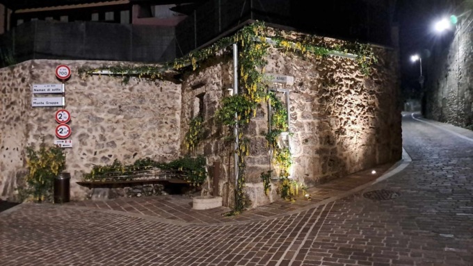 Barzizza, frazione di Gandino, si sveglia… con i fiori: riecco i “Pendolocc”