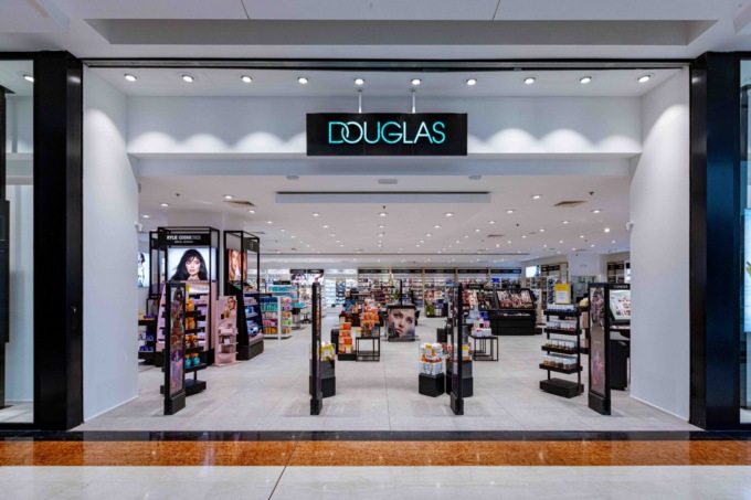 Douglas riapre a Oriocenter dopo il restyling e lancia un nuovo progetto green con L’Oréal