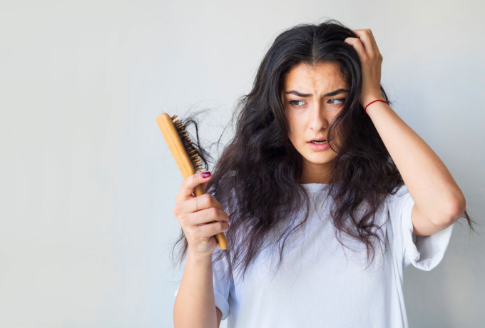 Caduta dei capelli e cambio di stagione: Coincidenze? Pare proprio di no