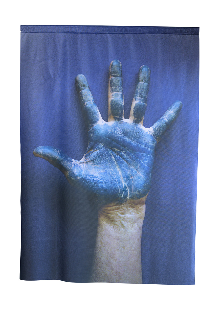 Hand#1, 2023, stampa fotografica su tessuto, courtesy dell_artista, courtesy Umberto Di Marino,