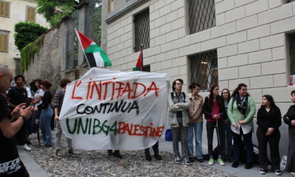 Protesta filopalestinese, i manifestanti criticano l'Università di Bergamo e il rettore