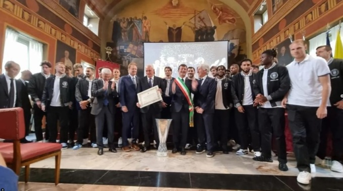 Un’Atalanta da medaglia d’oro, premiata in Comune: Gasp si commuove