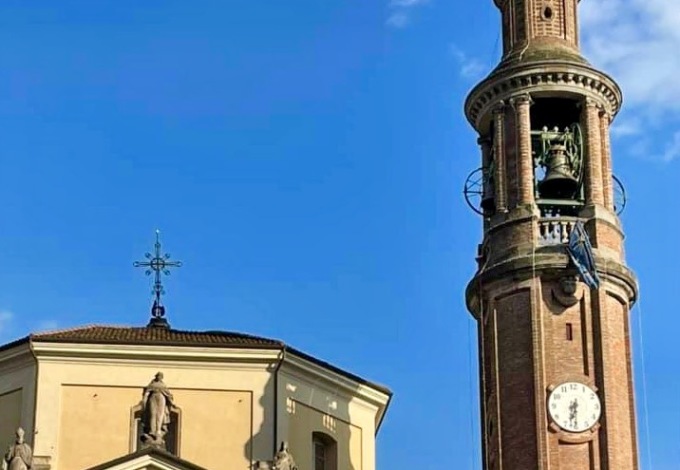 Sul campanile di Torre Boldone è spuntata una bandiera: è quella dell’Inter