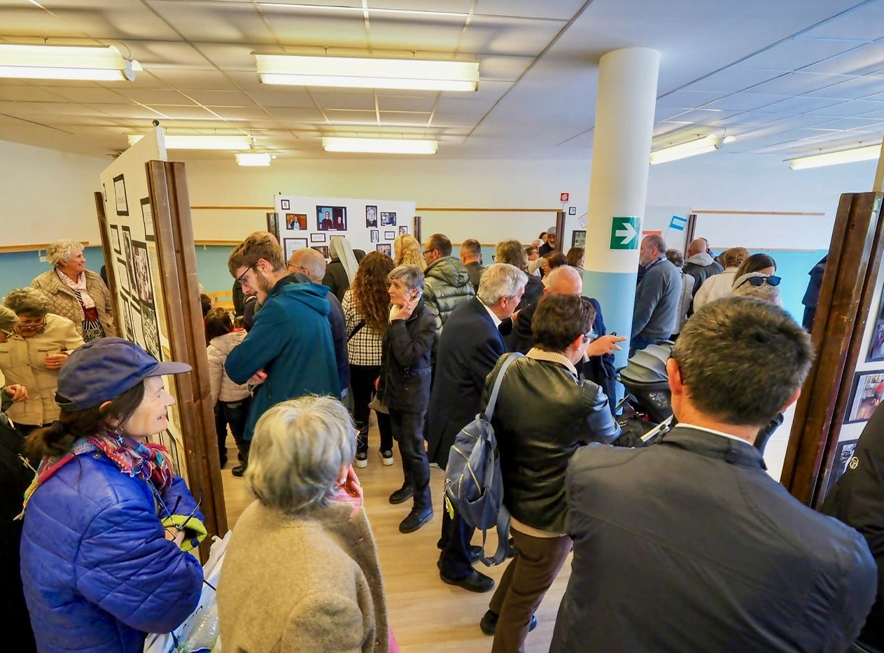 Le tante persone presenti alla festa dell'asilo