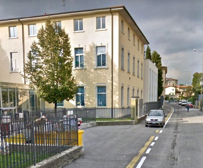 Un’auto lanciata a tutta velocità verso genitori e bambini fuori da scuola a Stezzano
