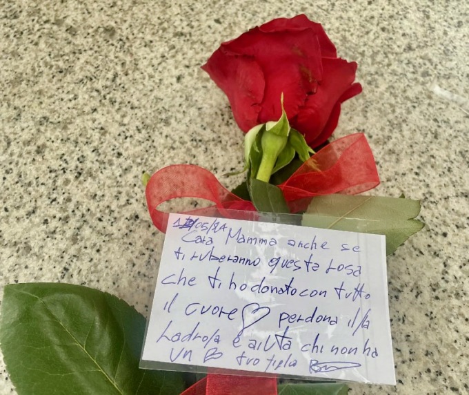 Quall’amara lettera a Dalmine: «Cara mamma, perdona chi ruberà questa rosa»