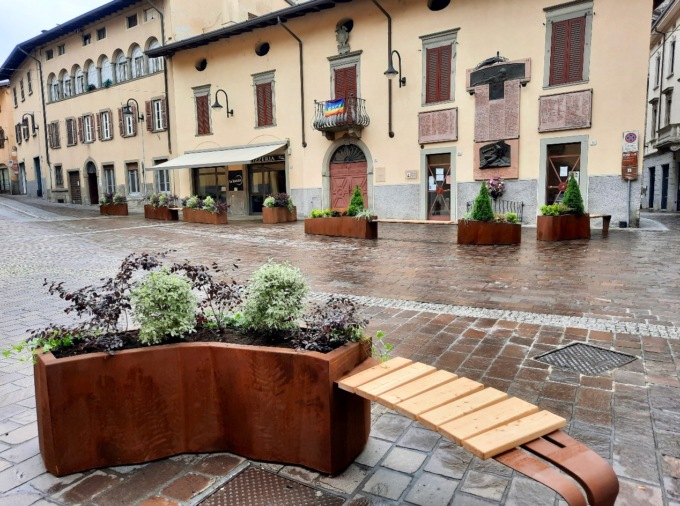 Ecco le nuove fioriere a Gandino. La domanda: piaceranno ai commercianti?