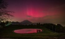 L'aurora boreale nei cieli della Bergamasca: il fenomeno rarissimo ha tinto di rosso la notte