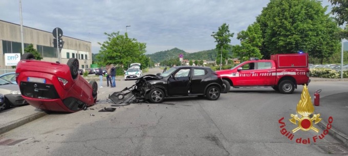 Scontro tra auto a Montello: una si ribalta, due feriti