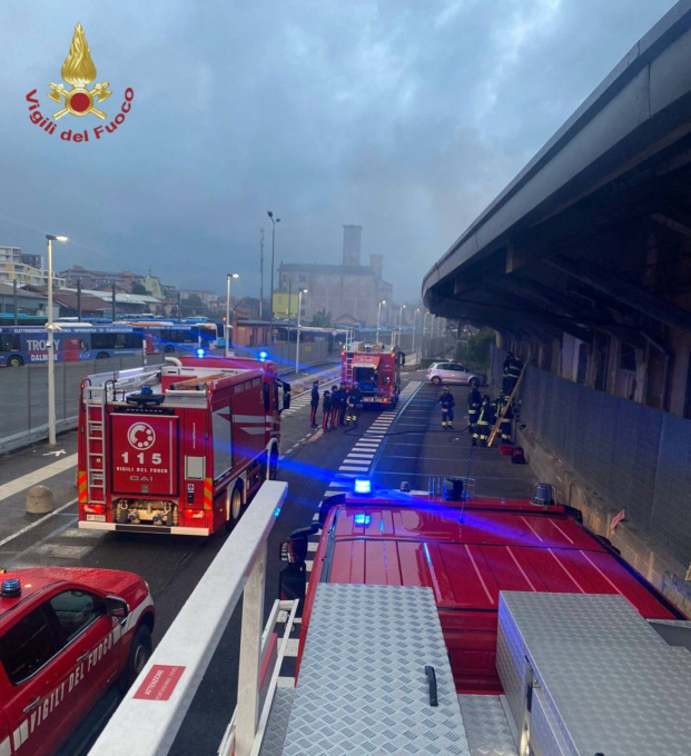 Incendio in un capannone dismesso della stazione di Bergamo: intervengono i Vigili del fuoco