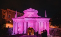 Porta San Giacomo si illumina di magenta per la giornata dedicata alle patologie eosinofile