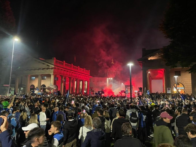 Delirio atalantino in centro a Bergamo, quindicimila persone a festeggiare la storia