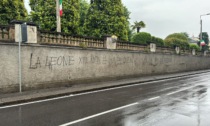 Chiusura di via Leone XIII, scritte sul muro: «Via il Pd da Redona». Carnevali: «Vandalismo inaccettabile»