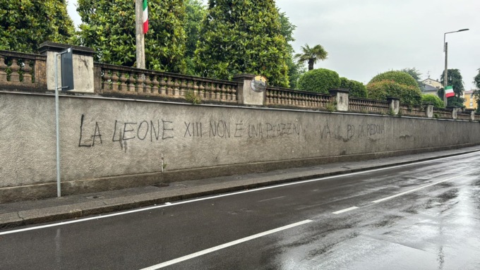 Chiusura di via Leone XIII, scritte sul muro: «Via il Pd da Redona». Carnevali: «Vandalismo inaccettabile»