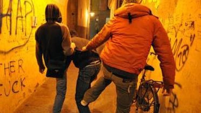 Minacce, botte e rapine a dei ragazzini: arrestati due diciassettenni nella Bassa
