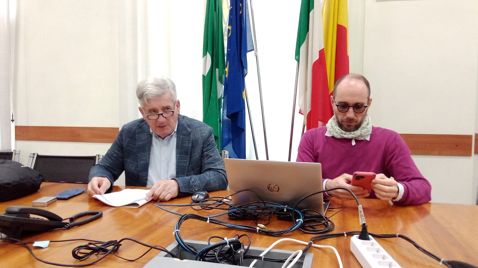 A sinistra, l'assessore Marco Brembilla, a destra l'assessore Stefano Zenoni