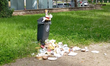 La protesta di un residente a Redona, tra Granfondo e sporcizia lasciata dallo street food