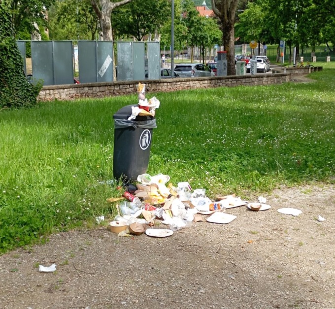 La protesta di un residente a Redona, tra Granfondo e sporcizia lasciata dallo street food