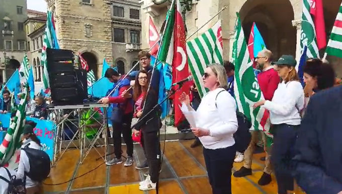 Primo maggio in piazza, sul palco l’operaia della Trèves: «L’azienda ci ha preso in giro»