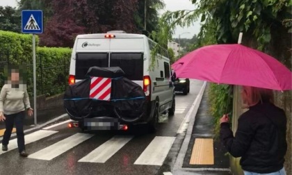 Rischio incastro per furgoni in via Pellico a Bergamo, «la segnaletica verrà migliorata»