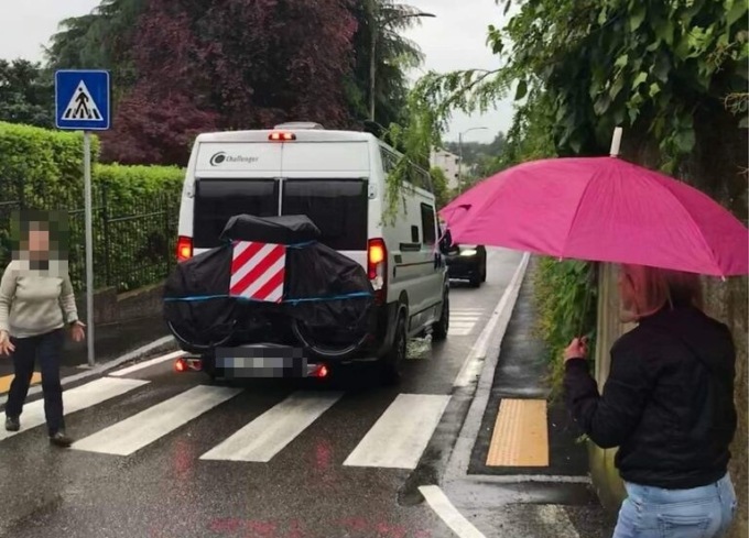 Rischio incastro per furgoni in via Pellico a Bergamo, «la segnaletica verrà migliorata»