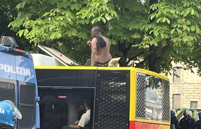 Finestrini in frantumi e tifosi sul tetto dei pullman Atb: la carica degli ultrà marsigliesi