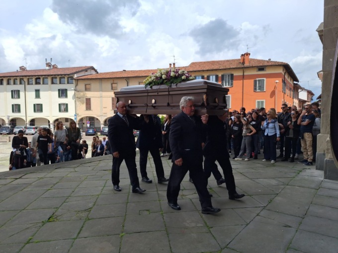 I funerali di Kevin Drago, morto dopo l’incidente a Miami: striscioni e palloncini in piazza a Urgnano