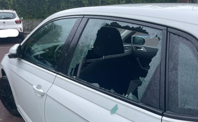 Vetro dell’auto sfondato e furto vicino al Polaresco: «Qualcuno ha visto qualcosa?»
