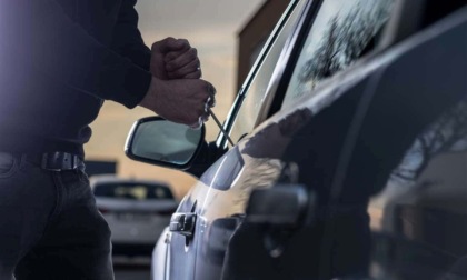 Portafoglio rubato da un'auto in via Quarenghi: all'interno 945 euro e le carte di credito. Recuperato