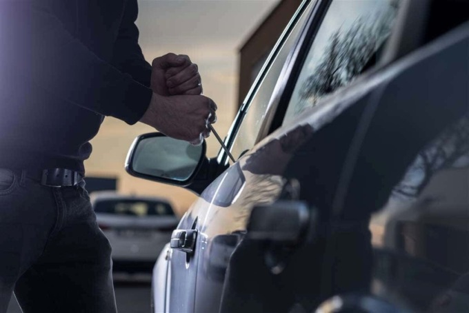 Portafoglio rubato da un’auto in via Quarenghi: all’interno 945 euro e le carte di credito. Recuperato