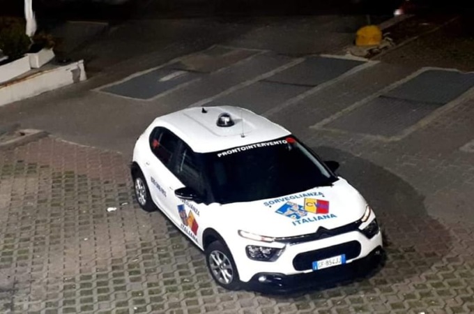 Furto in una scuola di Treviglio, il ladro si nasconde sotto il tavolo: trovato dai carabinieri