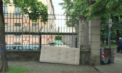 Materasso abbandonato fuori dalla scuola Battisti di Seriate: rimosso dall'Ufficio Ambiente