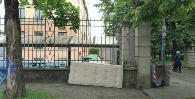 Materasso abbandonato fuori dalla scuola Battisti di Seriate: rimosso dall’Ufficio Ambiente