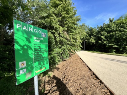 A due anni dall’inaugurazione, il Parco Ovest è già tutto imbrattato: scritte e “tag” su panchine, sottopassi e giochi