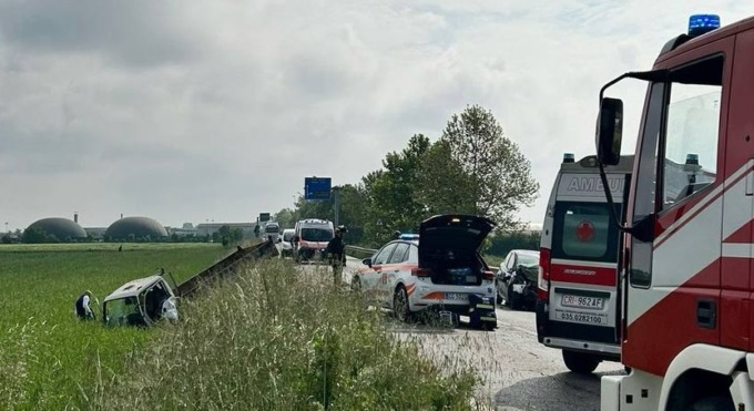 Schianto tra auto e tir a Cividate: tre feriti, uno grave