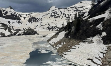 Travolti da una valanga al passo dei Laghi Gemelli, feriti due giovani