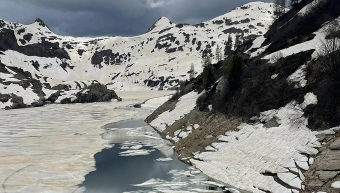Travolti da una valanga al passo dei Laghi Gemelli, feriti due giovani