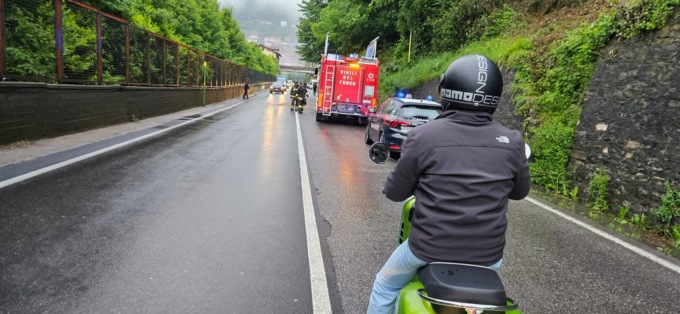 Sedrina, albero cade su un’automobile: traffico bloccato